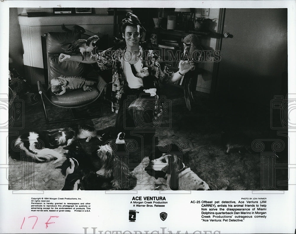 1994 Press Photo Jim Carey in a Scene from &quot;Ace Ventura&quot;- Historic Images