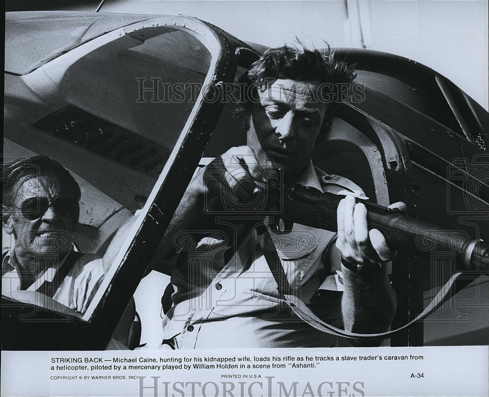 Press Photo Michael Caine Actor William Holden Ashanti Action Movie Scene Film- Historic Images