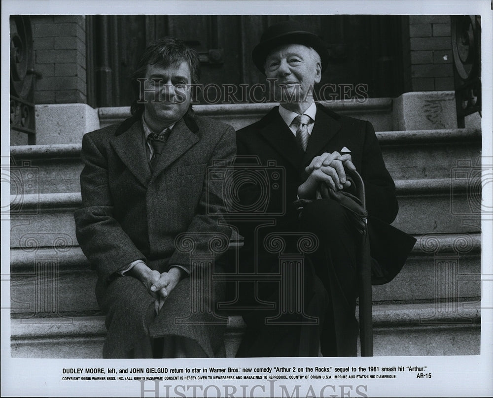 1988 Press Photo &quot;Arthur 2 on the Rocks&quot; Dudley Moore &amp; John Gielgud- Historic Images