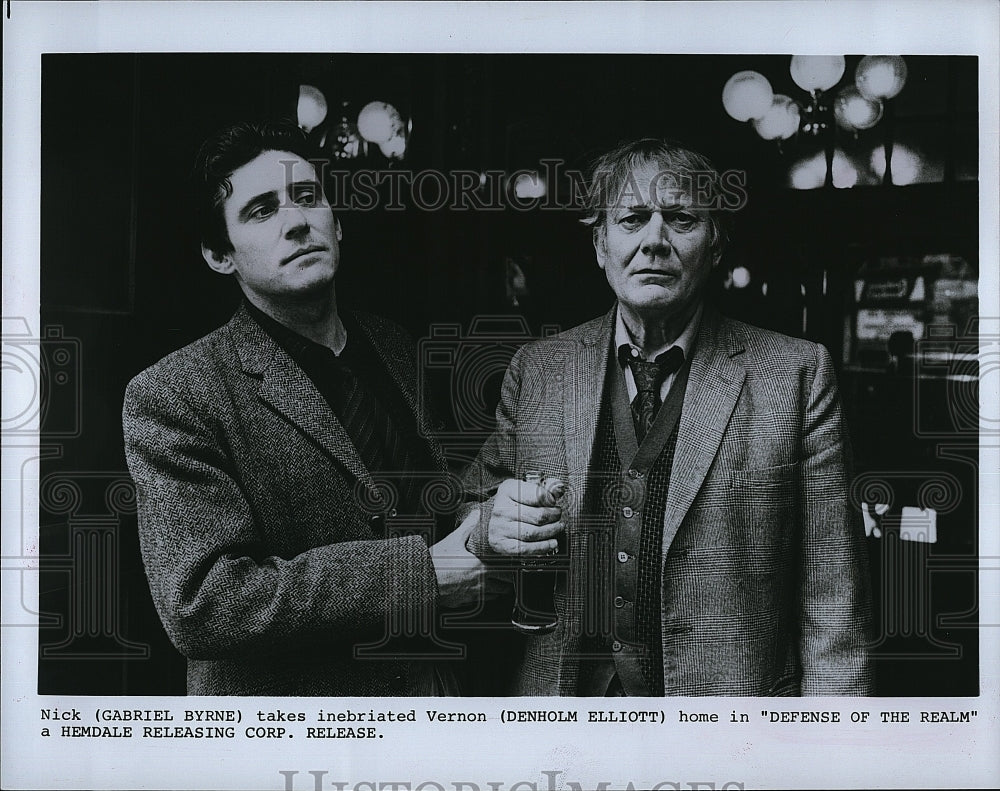 Press Photo Actor Gabriel Byrne &amp; Denholm Elliott in &quot;Defense of the Realm&quot;- Historic Images