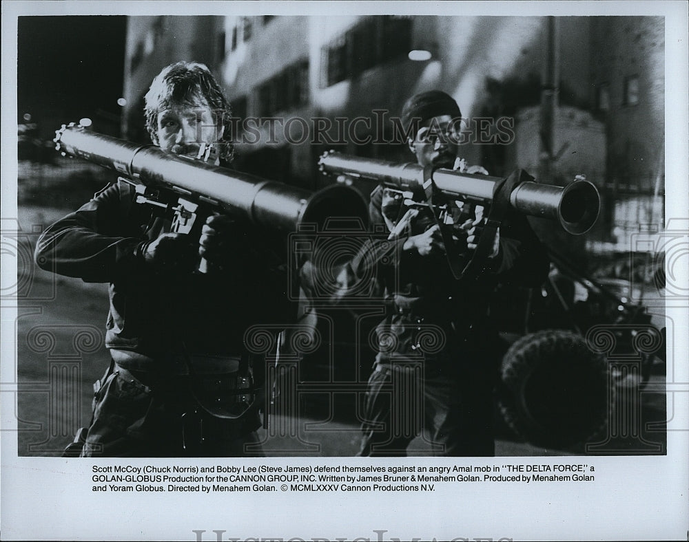 1985 Press Photo &quot;The Delta Force&quot; Chuck Norris &amp; Steve James- Historic Images