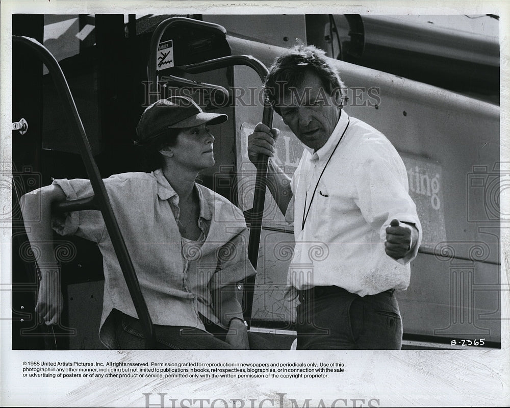 1988 Press Photo Actress Debra Winger &amp; Costa Guaras In &quot;Betrayed- Historic Images