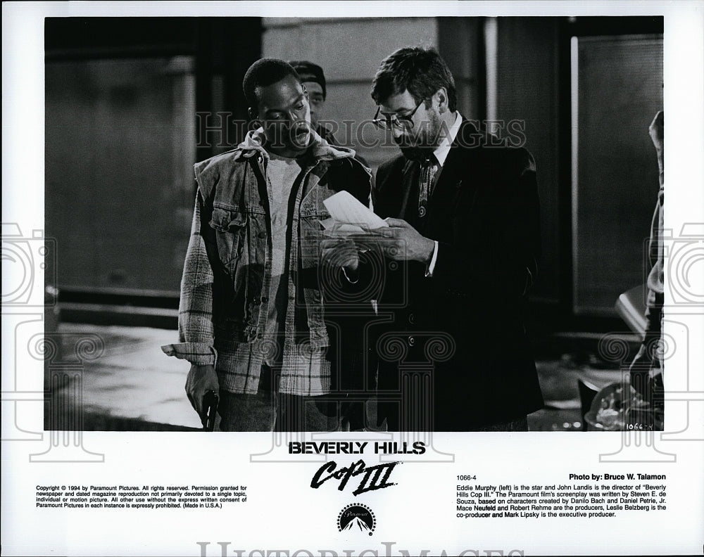 1994 Press Photo Actor Eddie Murphy &amp; Jahn Landis Dir in &quot;Beverly Hills Cop III&quot;- Historic Images