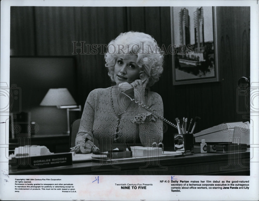 1980 Press Photo Dolly Parton as a secretary in &quot;Nine to Five&quot;- Historic Images