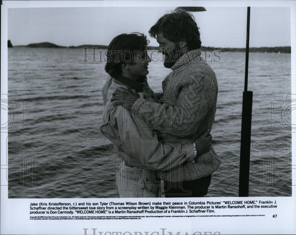 1989 Press Photo Thomas Wilson Brown, Kris Kristofferson &quot;Welcome Home&quot;- Historic Images