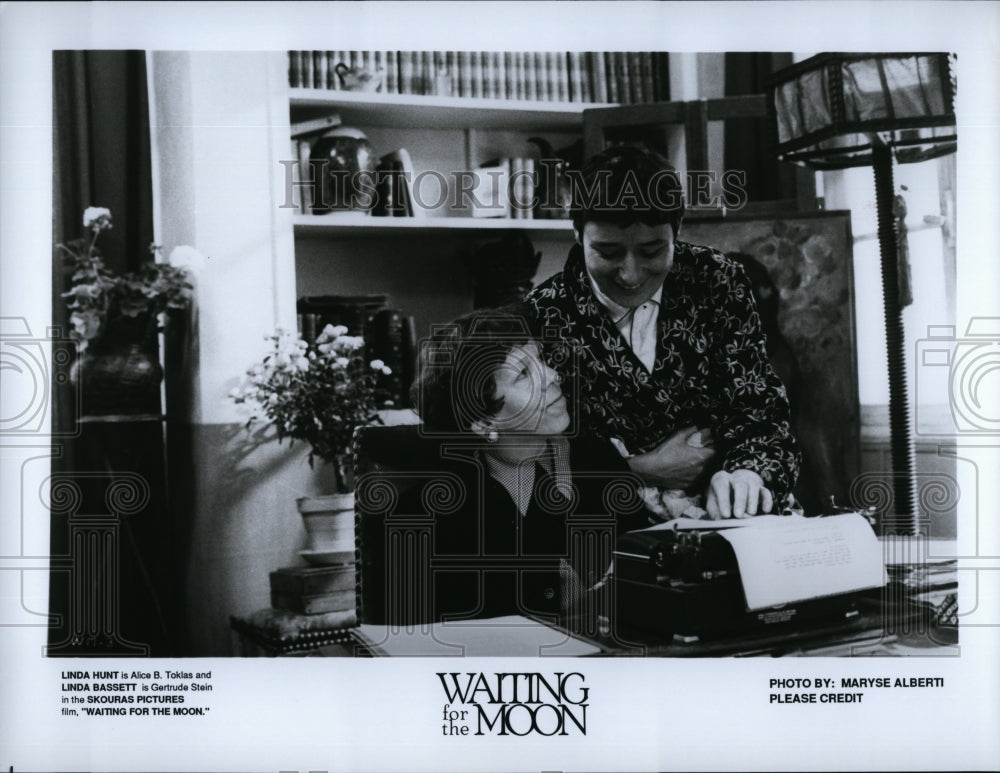 1987 Press Photo Linda Bassett, Linda Hunt &quot;Waiting for the Moon&quot;- Historic Images