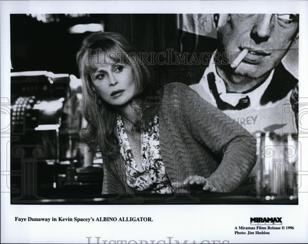 1996 Press Photo Faye Dunaway in a scene from &quot;Albino Alligator&quot;- Historic Images