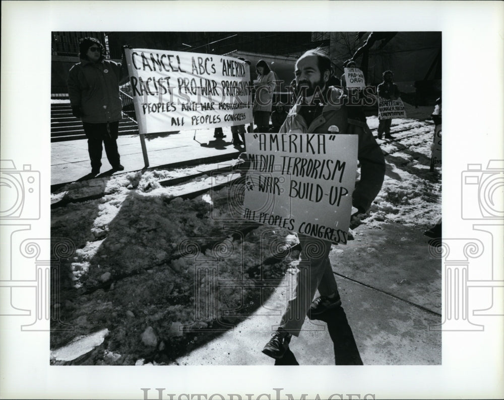 1987 Press Photo People Anti War Mobilization All Peoples Congress picketing- Historic Images