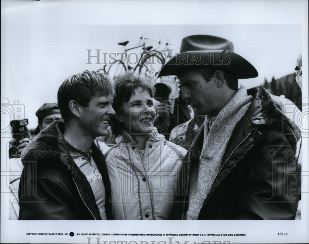 1985 Press Photo David Grant &amp; Kevin Costner Star In &quot;American Flyers&quot;- Historic Images