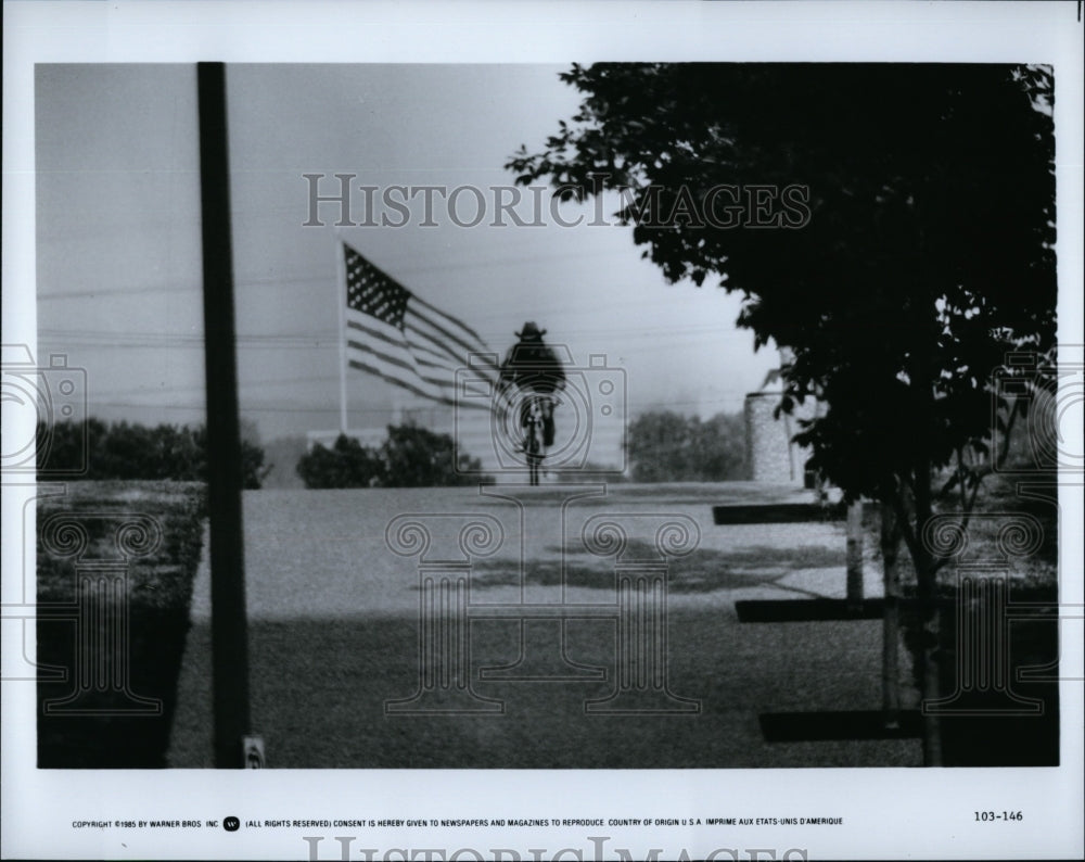 1985 Press Photo A Cyclist Rides With An American Flag In Rear - American Flyers- Historic Images