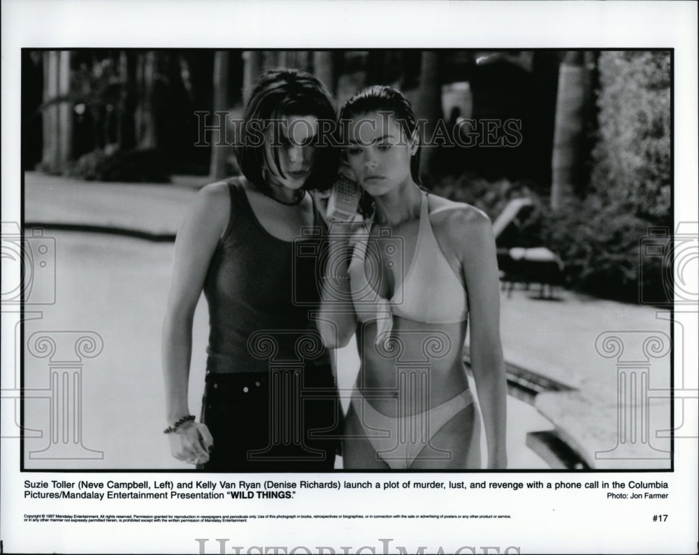 1998 Press Photo Neve Campbell, Denise Richards &quot;Wild Things&quot;- Historic Images