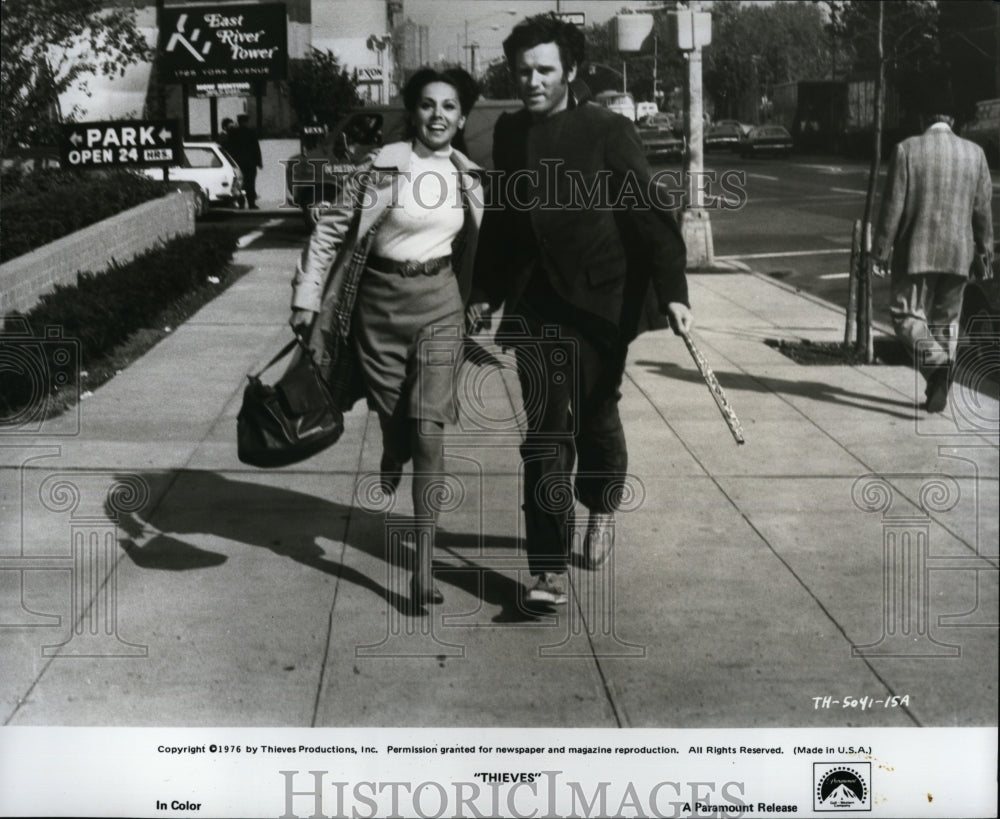 1976 Press Photo Actress Marlo Thomas &amp; Charles Grodin in &quot;Thieves&quot;- Historic Images