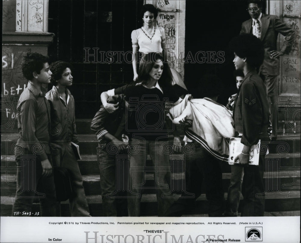 1976 Press Photo Actress Marlo Thomas &amp; Cast Members in &quot;Thieves&quot;- Historic Images