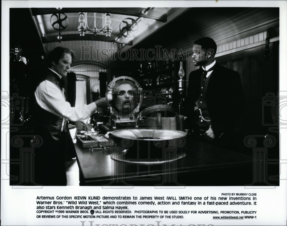 1999 Press Photo Actor Kevin Kline &amp; Will Smith in &quot;Wild, Wild West&quot;- Historic Images