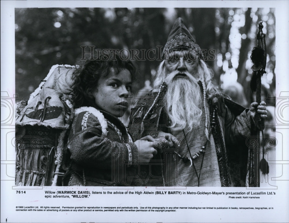 1988 Press Photo Actress Warwick Davis &amp; Billy Barty in &quot;Willow&quot;- Historic Images