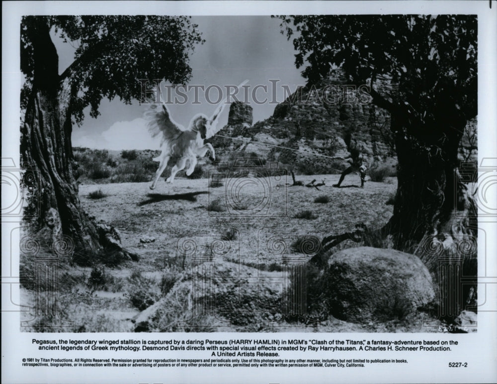 1981 Press Photo Actor Harry Hamlin &amp; Pegasus in &quot;Clash of the Titans&quot;- Historic Images