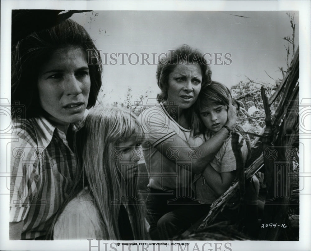 1977 Press Photo Actress Kathleen Lloyd &amp; Kim Richards in &quot;The Car&quot;- Historic Images