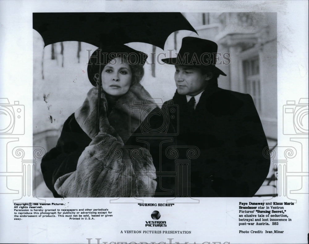 1988 Press Photo Faye Dunaway &amp; Klaus Maria Brandauer in &quot;Burning Secret&quot;- Historic Images