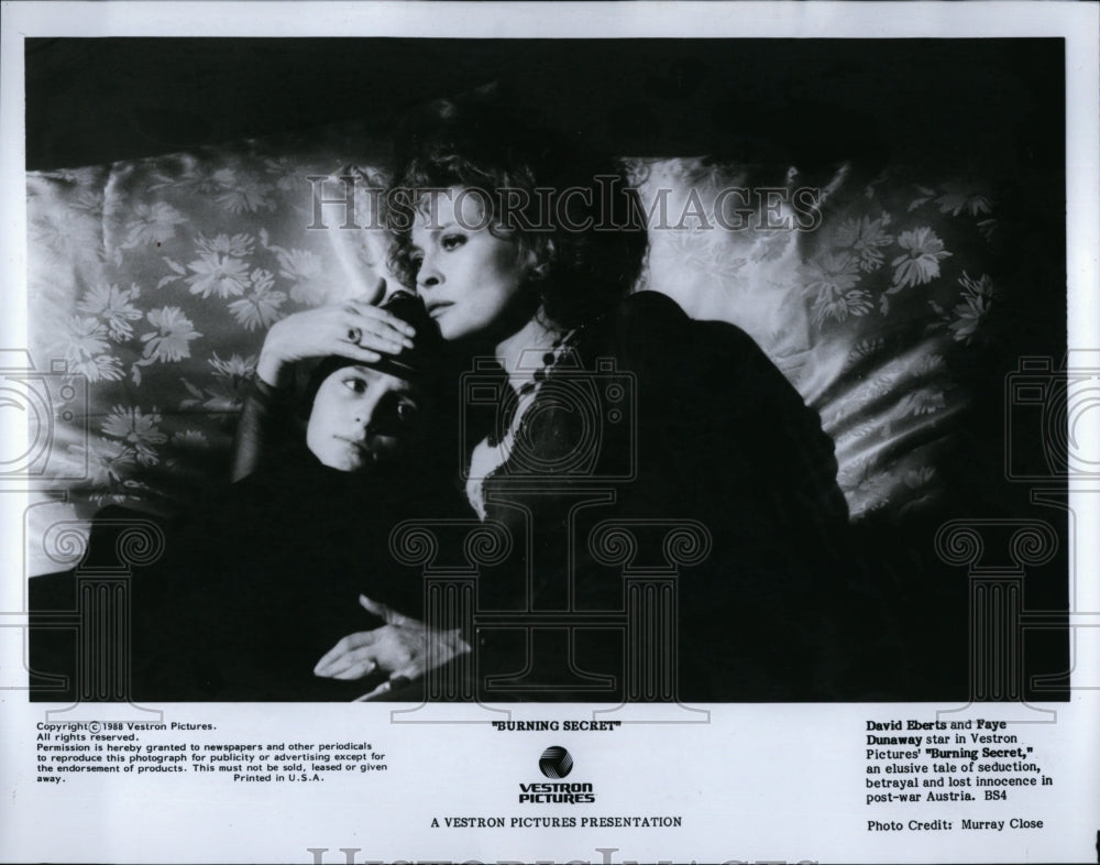 1988 Press Photo Actress Faye Dunaway &amp; David Eberts in &quot;Burning Secret&quot;- Historic Images