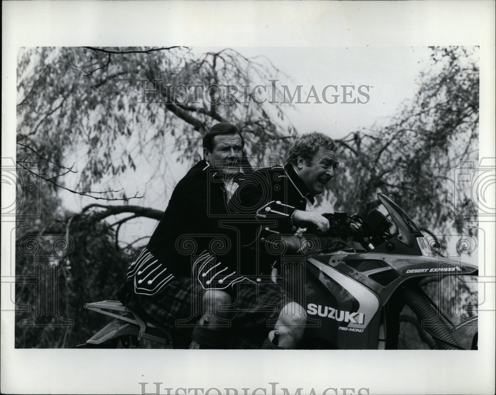 Press Photo Roger Mooreand Michael Caine in &quot;Bullseye!&quot;.- Historic Images