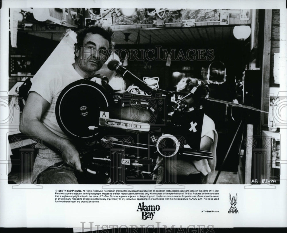 1985 Press Photo French actor Louis Malle filming &quot;Alamo Bay&quot;.- Historic Images