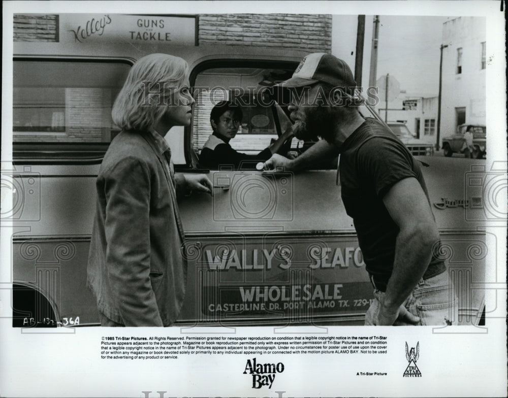 1985 Press Photo Ed Harris and Amy Madigan in scene of &quot;Alamo Bay&quot;.- Historic Images