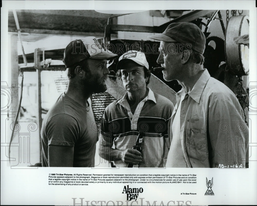 1985 Press Photo Ed Harris,Jerry Biggs and Donald Moffat in &quot;Alamo Bay&quot;.- Historic Images