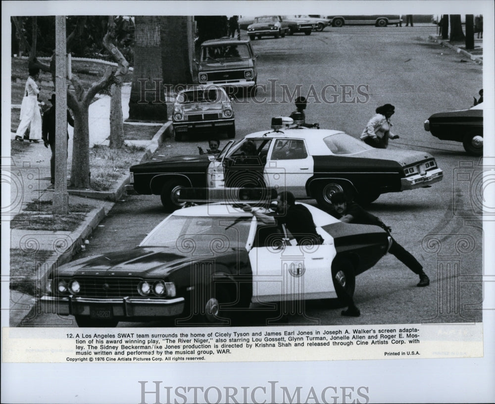 1976 Press Photo The River Niger Film SWAT Team Scene James Earl Jones- Historic Images