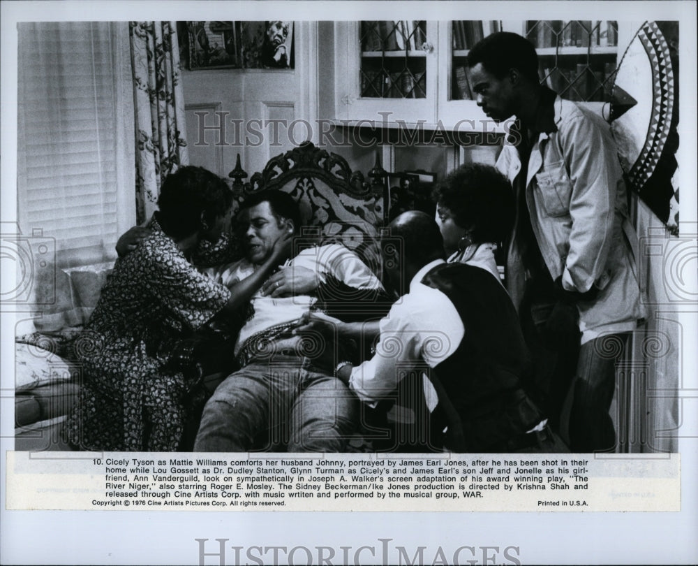 1976 Press Photo The River Niger Film James Earl Jones Shot Scene Cicely Tyson- Historic Images