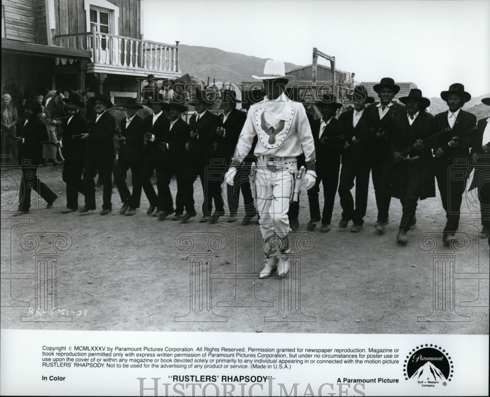 1985 Press Photo Rustlers&#39; Rhapsody Film Patrick Wayne Leading Cowboys Scene- Historic Images