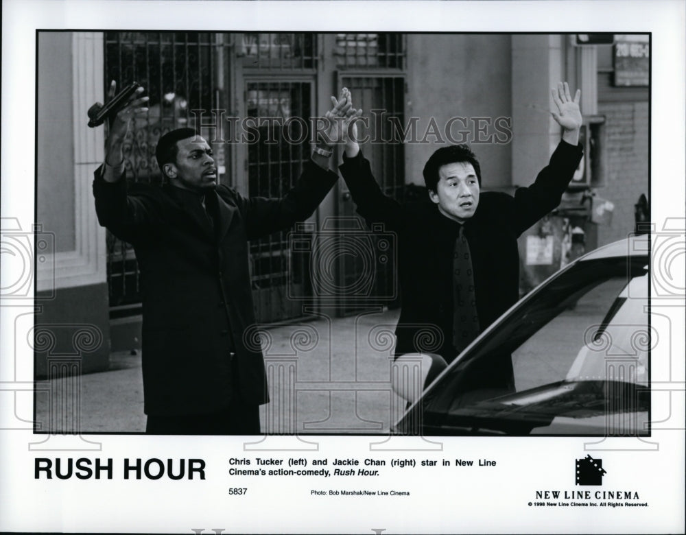 1996 Press Photo Rush Hour Film Actors Chris Tucker Jackie Chan Holdup Scene- Historic Images