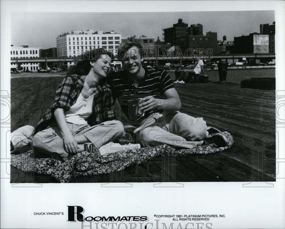 1981 Press Photo Roommates Film Actors At Outside Picnic Chuck Vincent- Historic Images