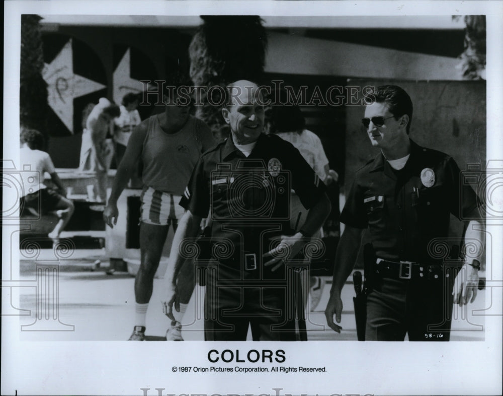 1987 Press Photo Colors Film Actors Sean Penn Robert Duvall Cop Uniforms Scene- Historic Images