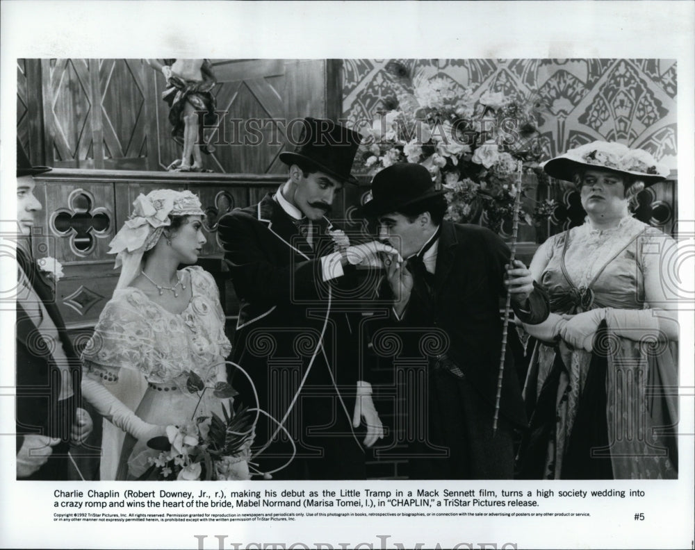 1993 Press Photo Robert Downey Jr. Marisa Tomei Chaplin- Historic Images
