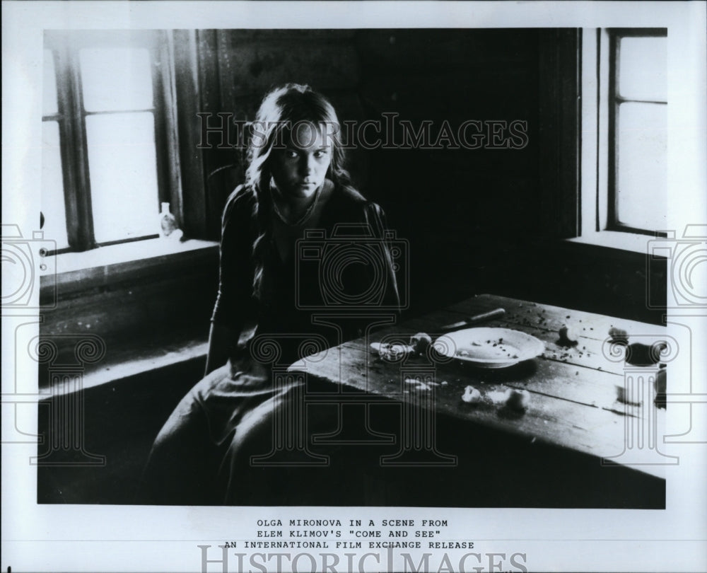 1985 Press Photo Come And See Film Actor Olga Mironova At Kitchen Table Scene- Historic Images