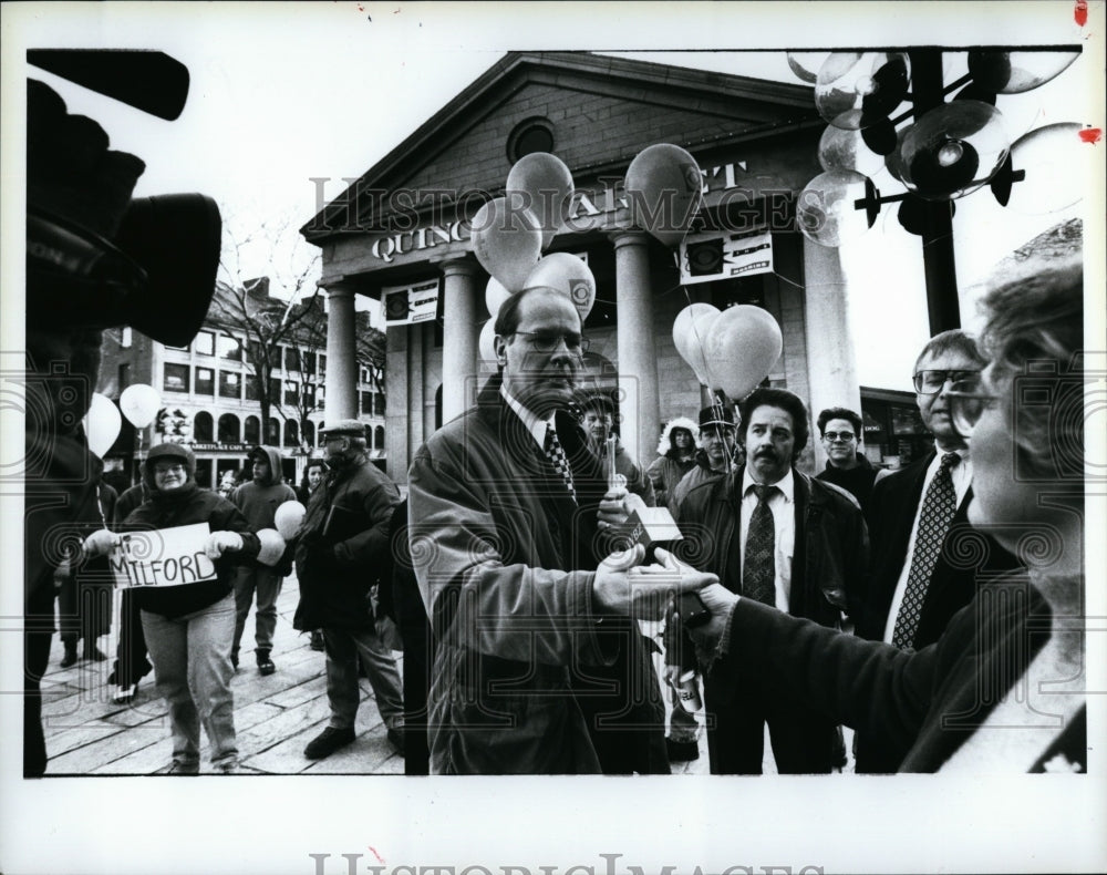 1995 Press Photo Harry Smith Host Of &quot;CBS This Morning&quot;- Historic Images