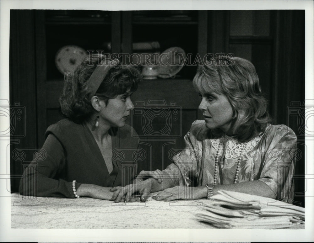 1987 Press Photo Linda Purl &amp; Deborah Harmon Star In &quot;Day To Day&quot;- Historic Images