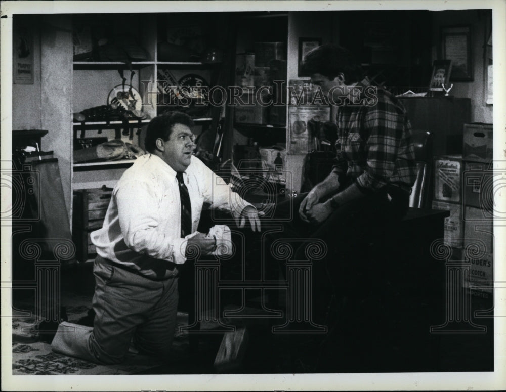 1984 Press Photo Actors Ted Danson &amp; George Wendt in &quot;Cheers&quot;- Historic Images