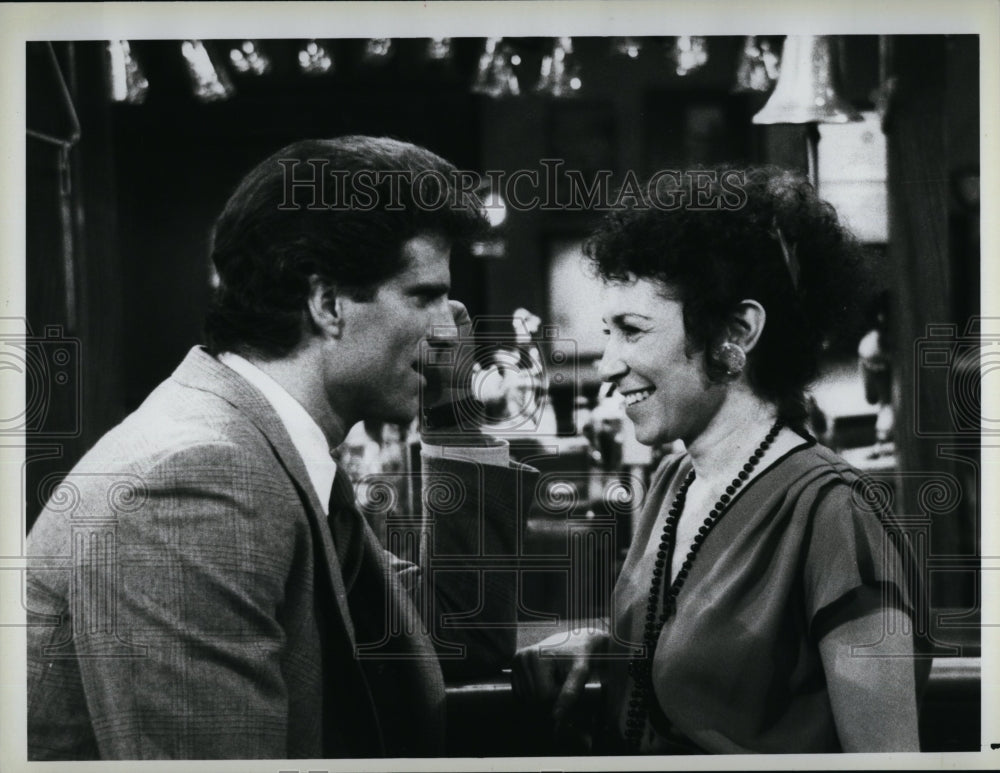 1984 Press Photo Actor Ted Danson &amp; Rhea Perlman in &quot;Cheers&quot;- Historic Images