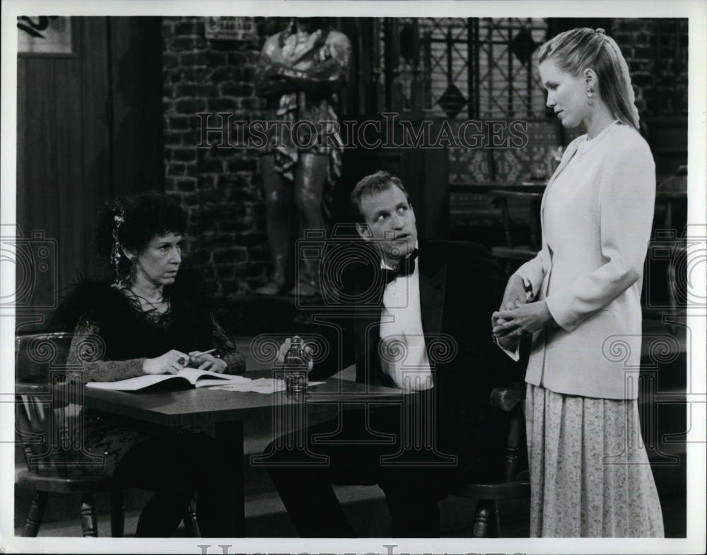 1992 Press Photo Rhea Perlman, Woody Harrelson, Jackie Swanson in &quot;Cheers&quot;- Historic Images