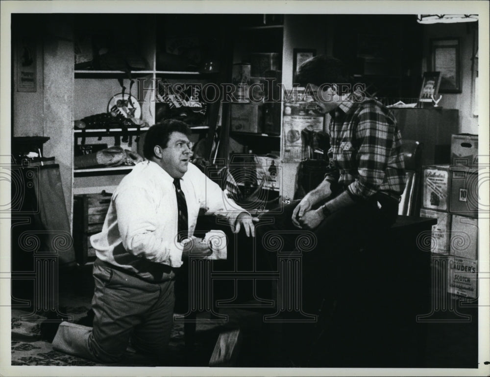 1983 Press Photo Actors Ted Danson &amp; George Wendt in &quot;Cheers&quot;- Historic Images