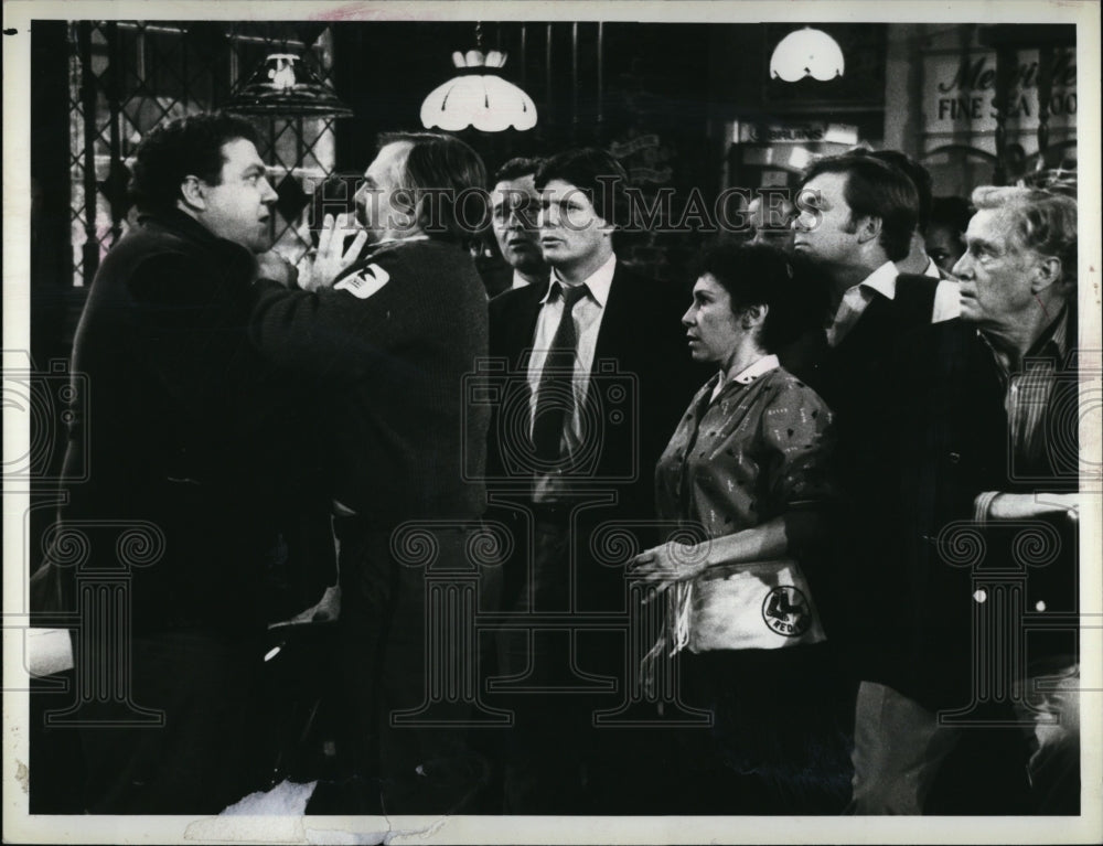 1984 Press Photo Thom Babson, George Wendt, Rhea Perlman in &quot;Cheers&quot;- Historic Images