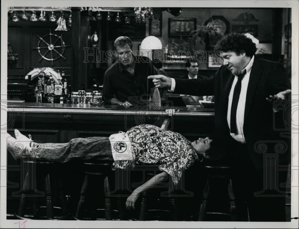 1988 Press Photo Rhea Perlman &amp; George Wendt on &quot;Cheers&quot;- Historic Images