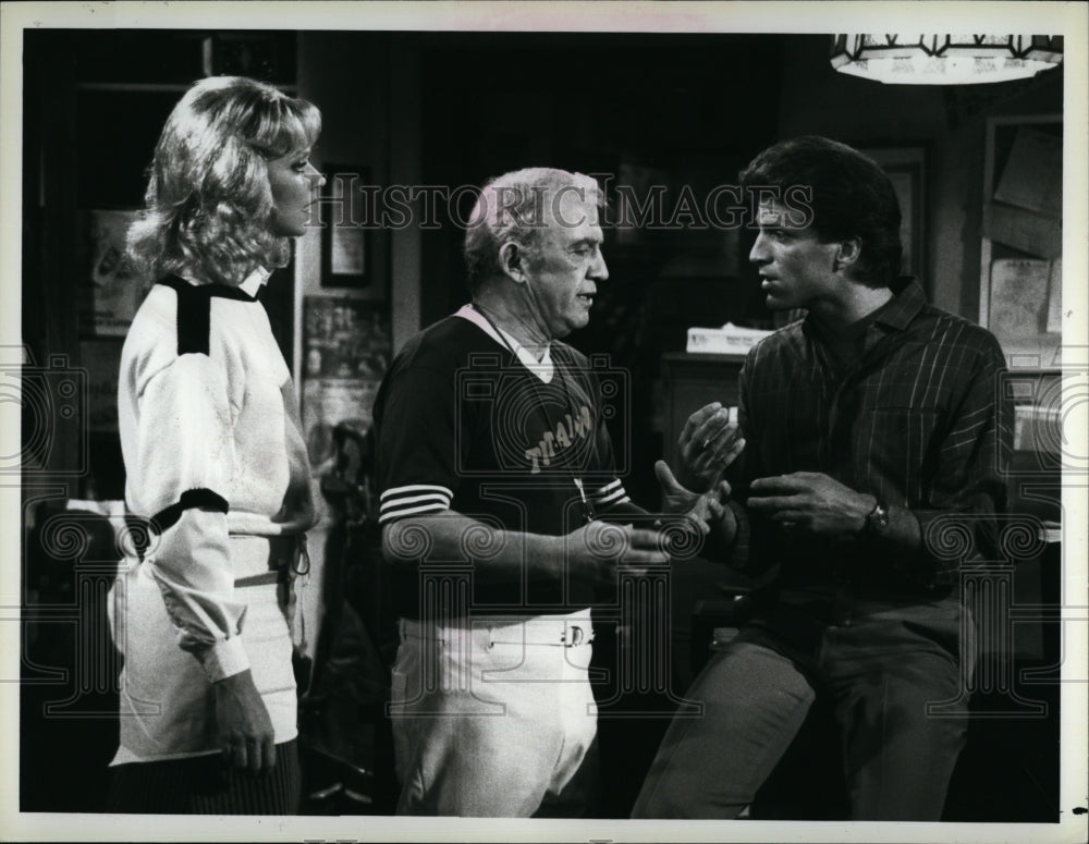 1984 Press Photo Actors Nicholas Colasanto &amp; Ted Danson on &quot;Cheers&quot;- Historic Images