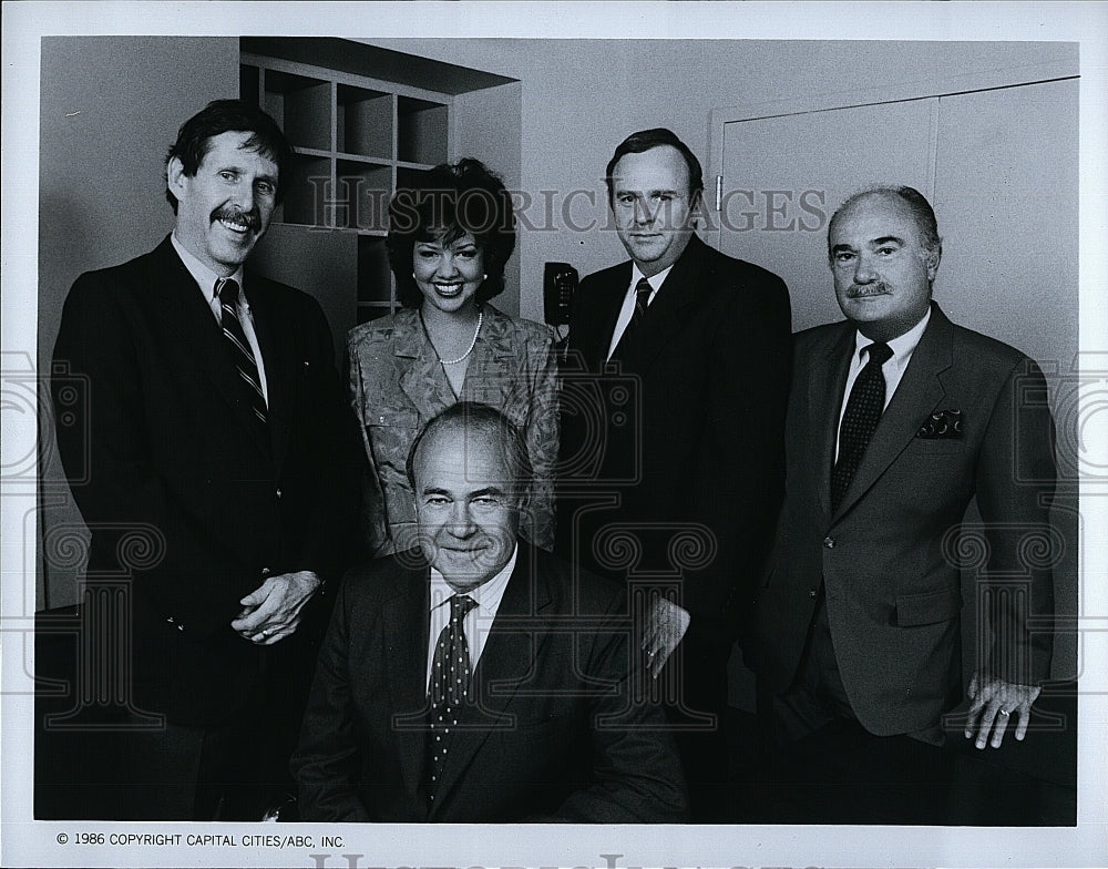 1986 Press Photo Sander Vanocur Anchors ABC&#39;s &quot;Business World&quot;- Historic Images