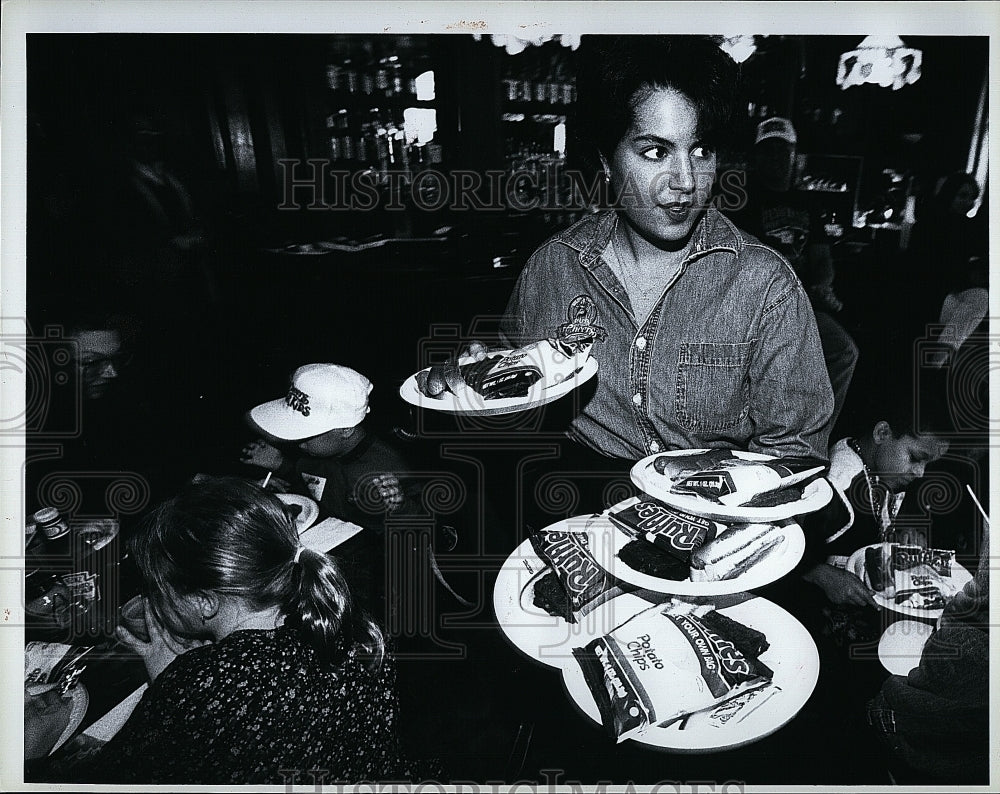 1995 Press Photo Cheers Gives Food to Inner City Children Nicole Nionakis- Historic Images