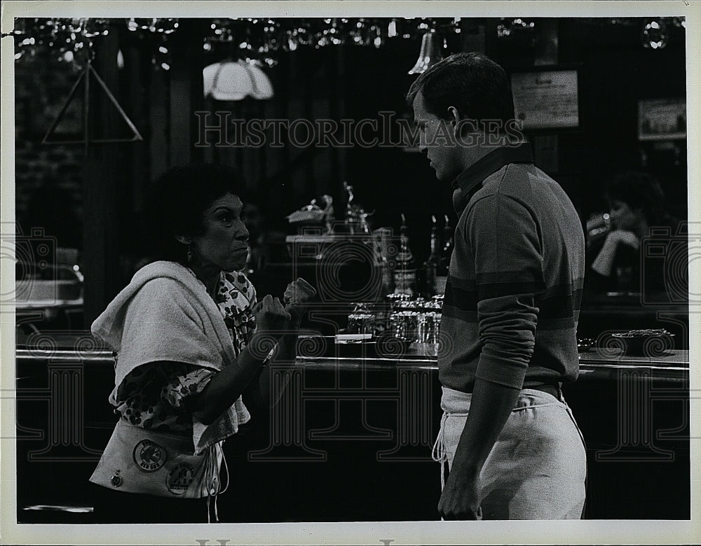 1986 Press Photo Actress Rhea Perlman & Woody Harrelson in "Cheers"- Historic Images