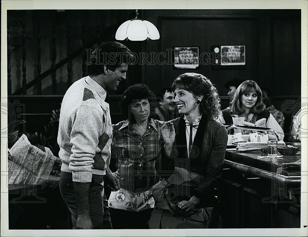 1985 Press Photo Actor Ted Danson &amp; Laurie Walters in &quot;Cheers&quot;- Historic Images