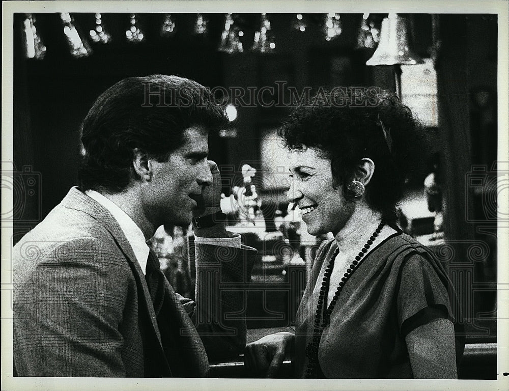 1983 Press Photo Actor Ted Danson &amp; Rhea Perlman in &quot;Cheers&quot;- Historic Images