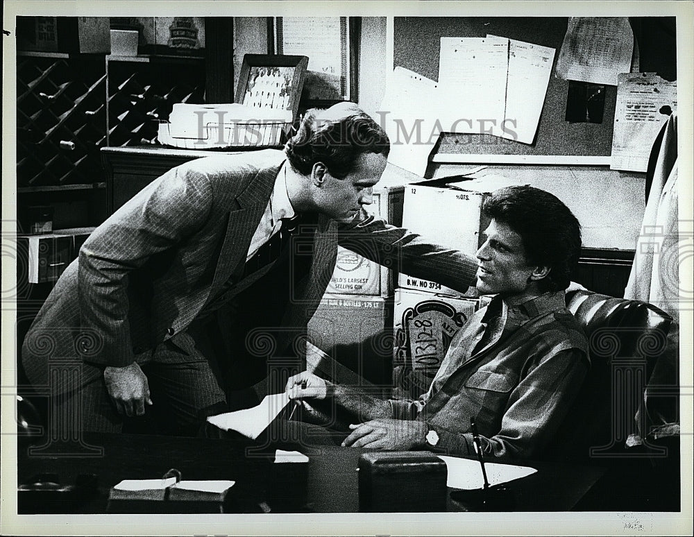 1984 Press Photo Actors Ted Danson &amp; Kelsey Grammer in &quot;Cheers&quot;- Historic Images